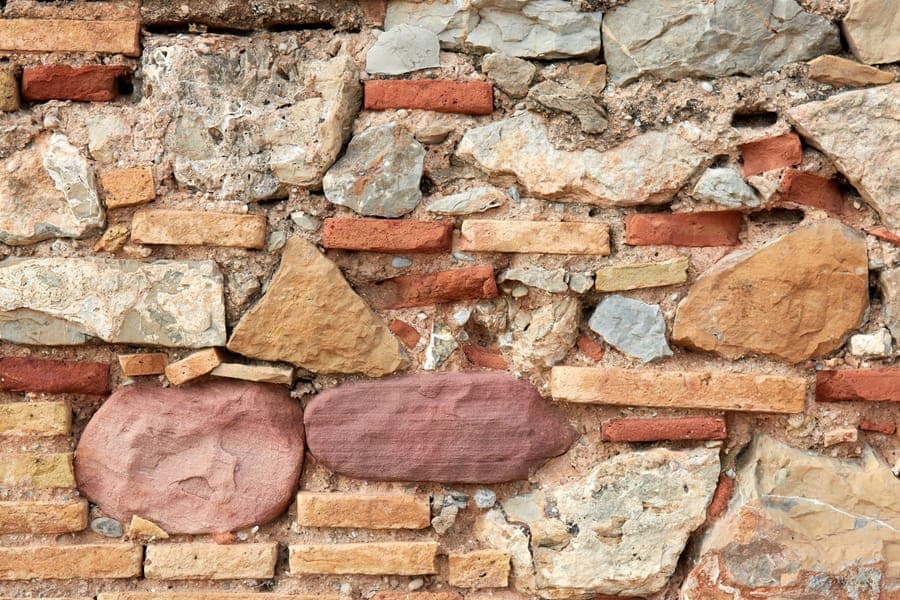 Mur maçonné en pierre et brique